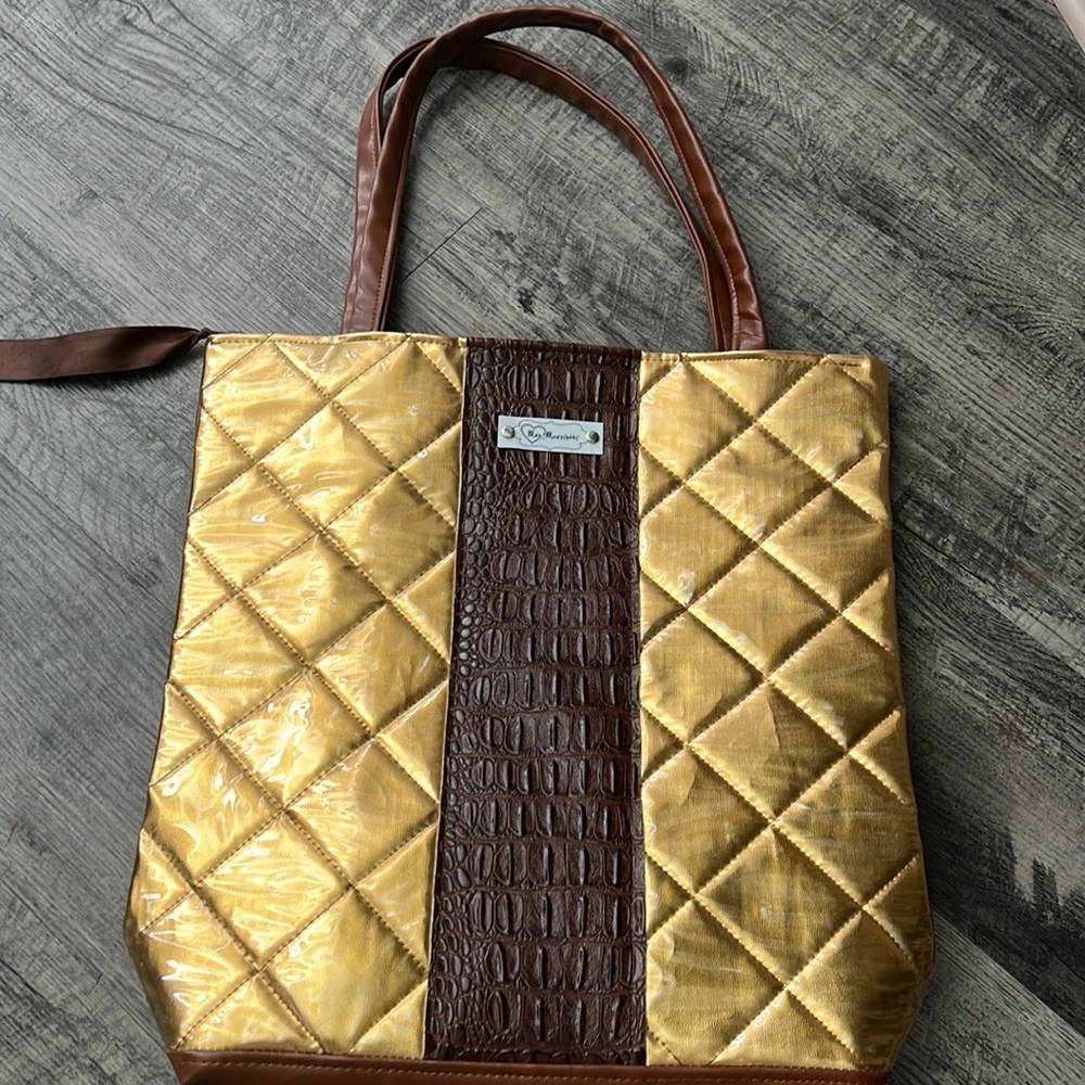 Im selling  a shoulder bag it’s brand new the mark is from Venezuela it’s unique